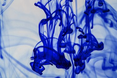 mavi ve mor sıvı su soyut formları yapma 