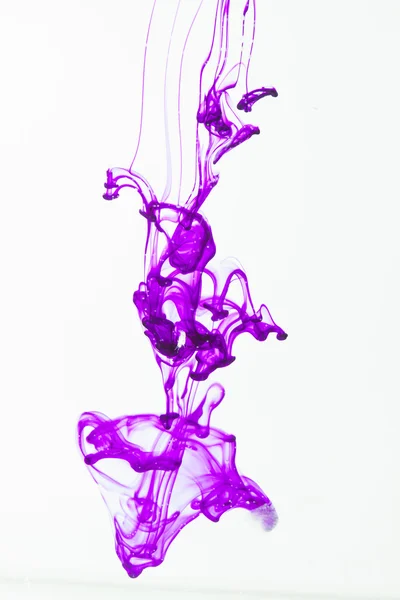 Tinta violeta na água — Fotografia de Stock
