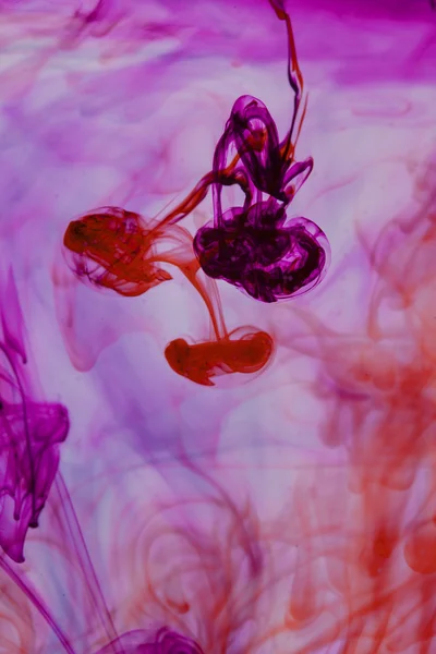 Modré a fialové kapalina ve vodě dělat abstraktní formy — Stock fotografie