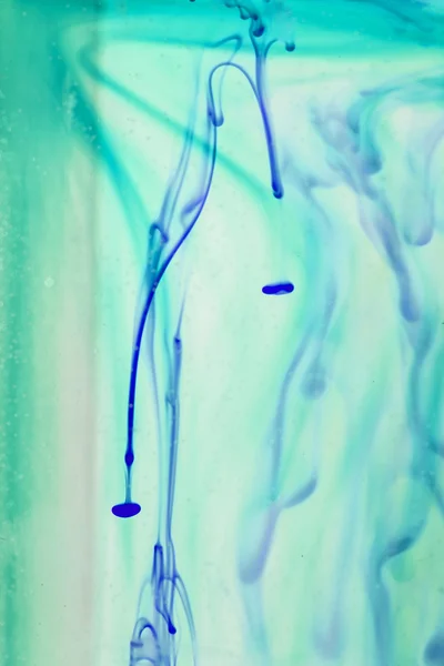 抽象的な形を作って水の青と紫の液 — ストック写真