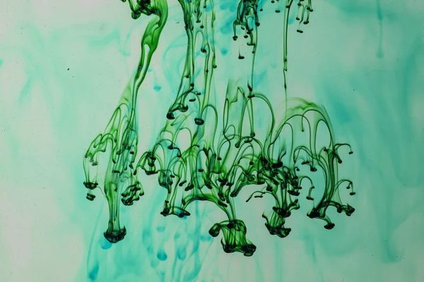 Blå och violett flytande i vattnet att göra abstrakta former — Stockfoto
