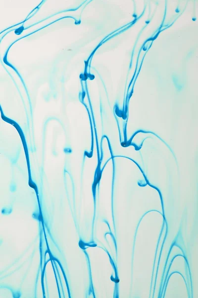 Líquido azul e violeta em água fazendo formas abstratas — Fotografia de Stock
