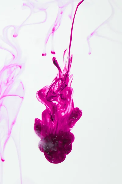 Liquide bleu et violet dans l'eau faisant des formes abstraites — Photo