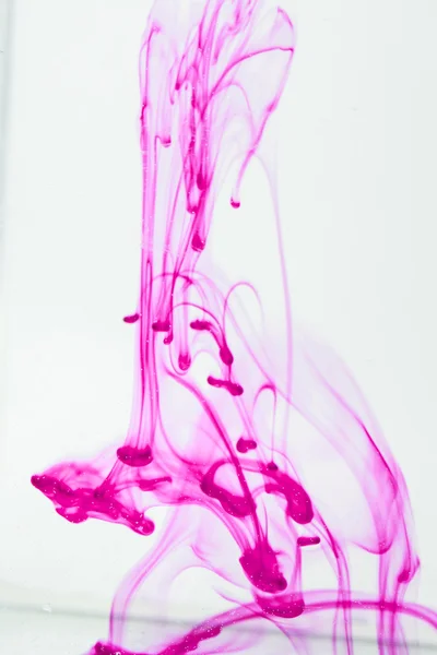 Liquido blu e viola in acqua che produce forme astratte — Foto Stock