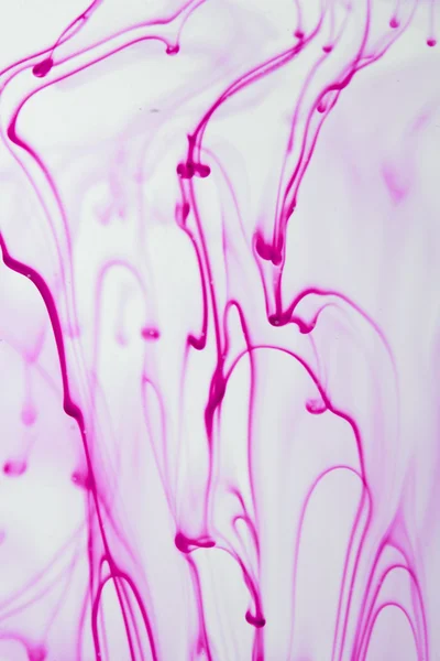Modré a fialové kapalina ve vodě dělat abstraktní formy — Stock fotografie