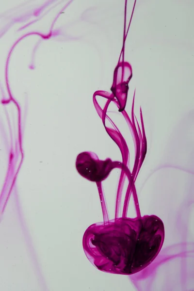 抽象的な形を作って水の青と紫の液 — ストック写真