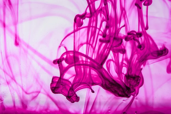 Líquido azul y violeta en agua haciendo formas abstractas —  Fotos de Stock