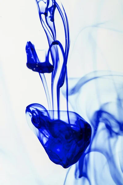 Blue and violet liquid in water making abstract forms — Stock Photo, Image