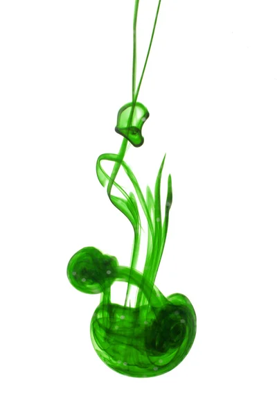 Grüne flüssige Tinte im Wasser, die abstrakte Formen erzeugt — Stockfoto