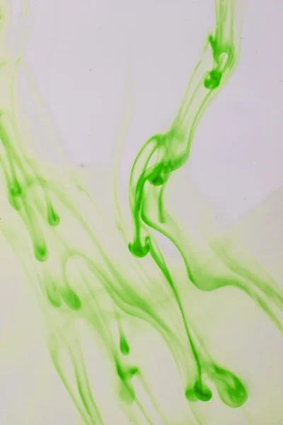 Tinta líquida verde en agua haciendo formas abstractas — Foto de Stock