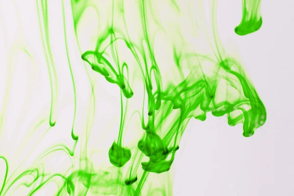 Zelený tekutý inkoust ve vodě dělat abstraktní formy — Stock fotografie