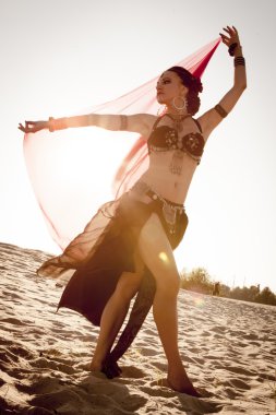 Etnik danslar dans kızı