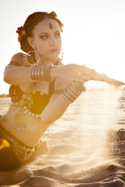 Etnik danslar dans kızı