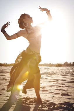 Etnik danslar dans kızı