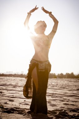 Etnik danslar dans kızı