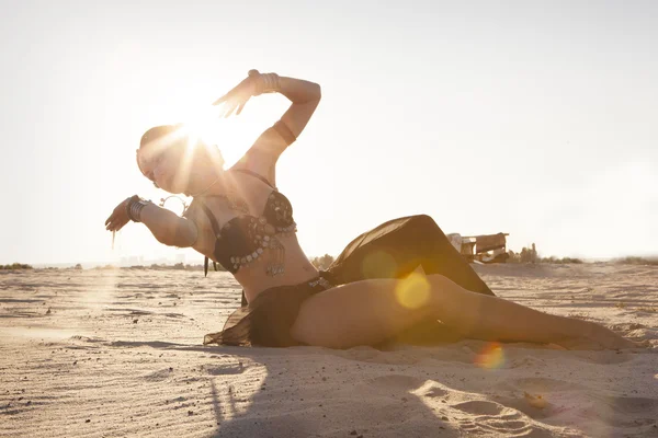 Chica bailando danzas étnicas —  Fotos de Stock