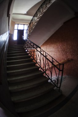 kapı kırık boya ile eski ev aşağı koşmak