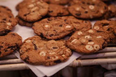 Piyasada tezgahta çeşitli tatlılar