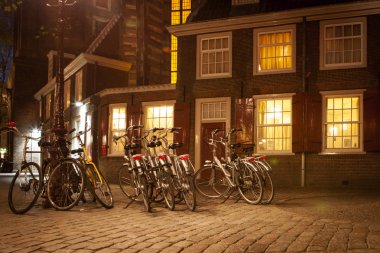 gece Amsterdam sokak