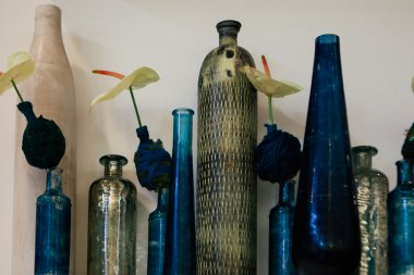 Dekoratif raf beyaz tuğla duvar üzerine mavi şişe ile