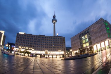 Alacakaranlıkta Alexanderplatz de Berlin