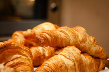 Ev yapımı bademli kruvasan sepet içinde gıda pazarı görüntüleme