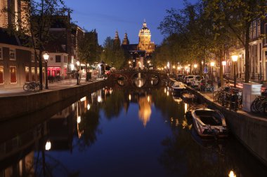 gece Amsterdam sokak