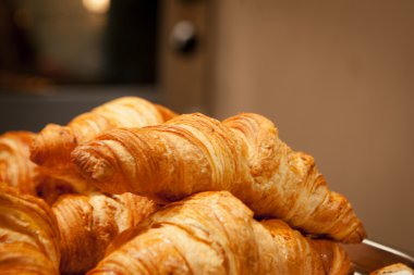 Ev yapımı bademli kruvasan sepet içinde gıda pazarı görüntüleme