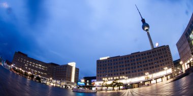 Alacakaranlıkta Alexanderplatz, Berlin, Almanya