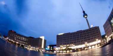 Alexanderplatz alacakaranlıkta.
