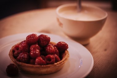 krem ve ahududu tatlı sepeti