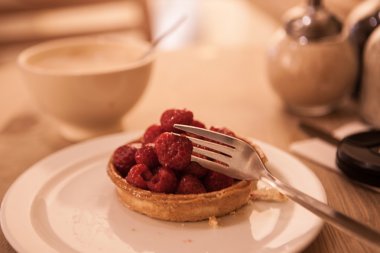 krem ve ahududu tatlı sepeti