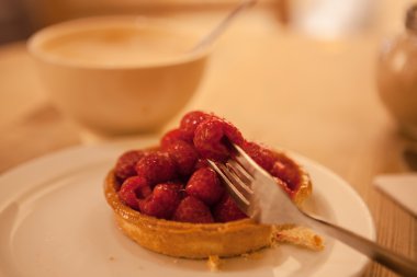 krem ve ahududu tatlı sepeti