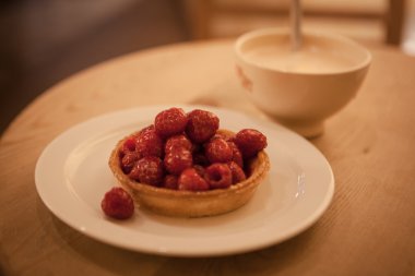 krem ve ahududu tatlı sepeti