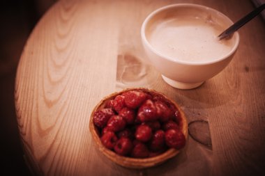 krem ve ahududu tatlı sepeti