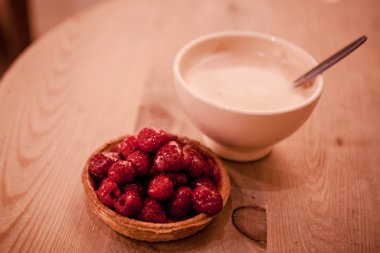 krem ve ahududu tatlı sepeti