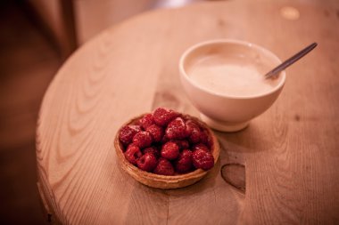 krem ve ahududu tatlı sepeti