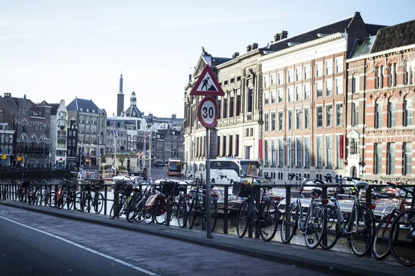 네덜란드 암스테르담에 있는 다리에서 자전거 — 스톡 사진