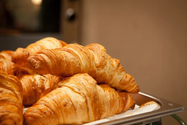 Croissant di mandorle fatti in casa nel cestino, esposizione del mercato alimentare — Foto Stock