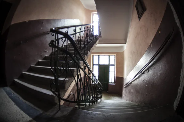 Πόρτα να τρέξει κάτω παλιό σπίτι με το πελεκημένο χρώμα — Φωτογραφία Αρχείου