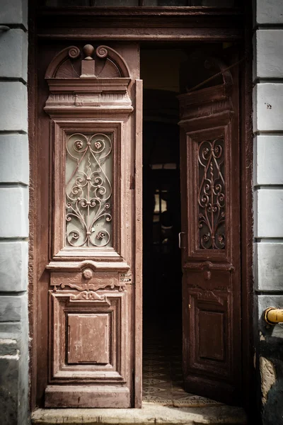 Madeira branca bordejada porta preta da casa de estuque bege — Fotografia de Stock
