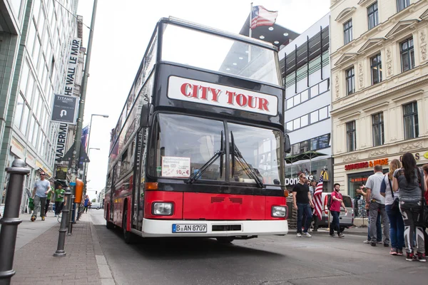 Bus bij Checkpoint Charlie. — Stockfoto