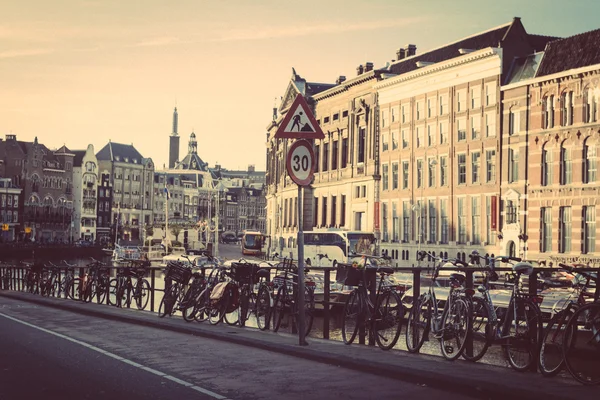 Bicicletas en el puente en Ámsterdam Países Bajos — Foto de Stock