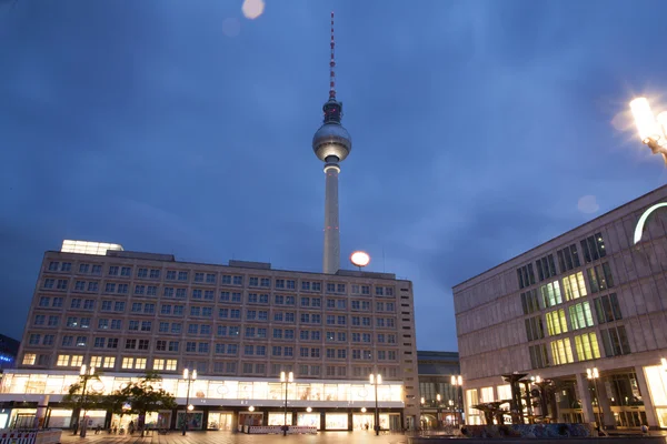 Alexanderplatz za soumraku v Berlíně, Německo — Stock fotografie
