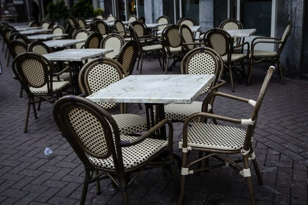Empty tables at an outdoor restaurant — Stock Photo, Image