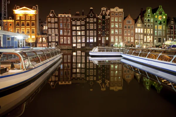 Paisaje holandés con sus casas junto al canal y barcos turísticos — Foto de Stock