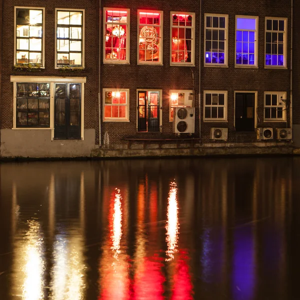 Улица Амстердама ночью — стоковое фото