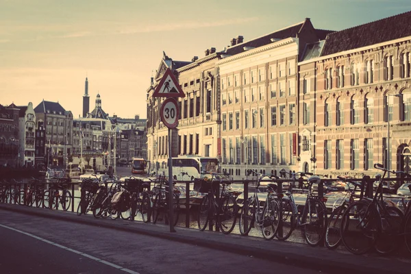 Bicicletas en el puente en Ámsterdam Países Bajos — Foto de Stock