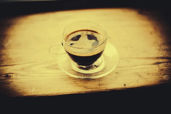 Kopp kaffe på ett träbord — Stockfoto