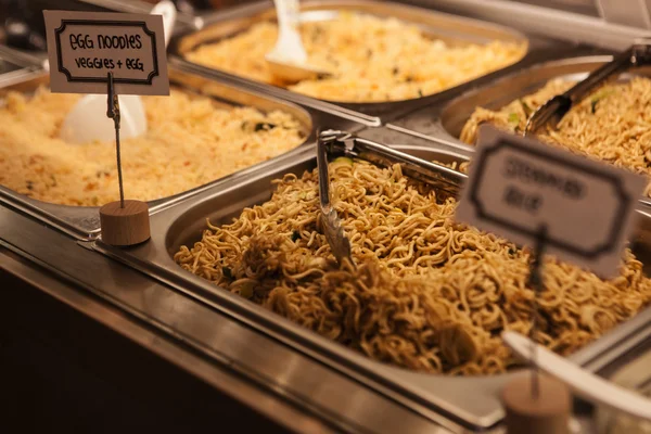 Nourriture orientale - Plats à emporter indiens dans un marché londonien — Photo